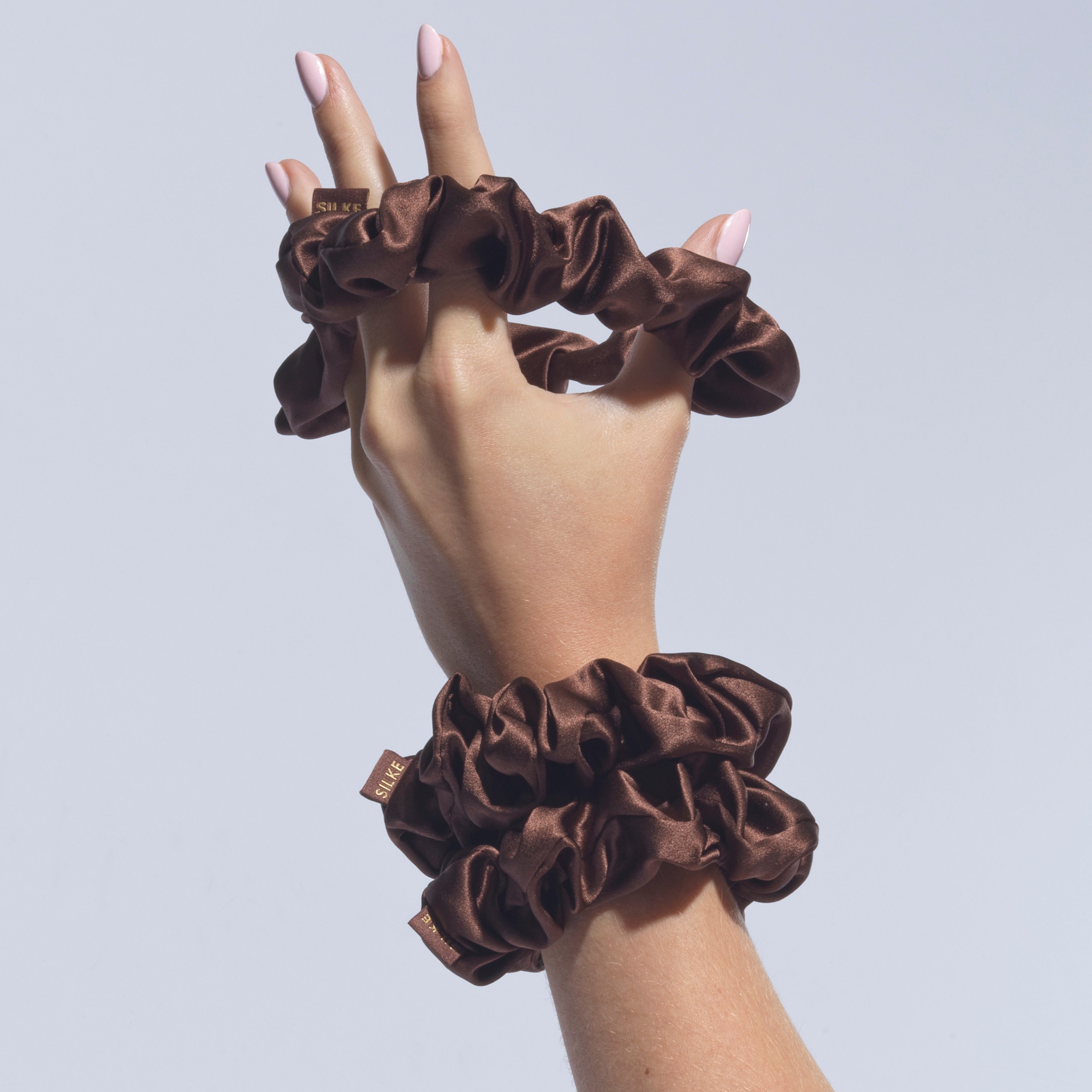 SILKE LARGE SCRUNCHIES - BROWN